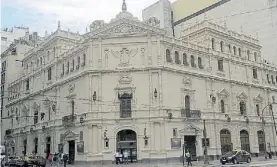 ??  ?? El Teatro Cervantes abrió sus puertas esta semana con una acción de inicio.