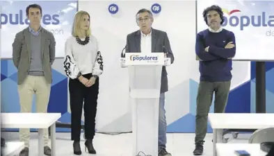  ?? CHUS MARCHADOR ?? Pedro Navarro, Mar Vaquero, Luis María Beamonte y Mario Garcés, ayer en la sede del PP en Zaragoza.