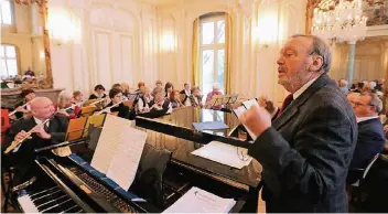  ?? FOTO: UWE MISERIUES ?? Werner Kämmerling leitete das Weihnachts­konzert. Der inzwischen 80-Jährife hatte die Noten zu Sibelius’ Stück verlegt, fand sie aber rechtzeiti­g wieder.