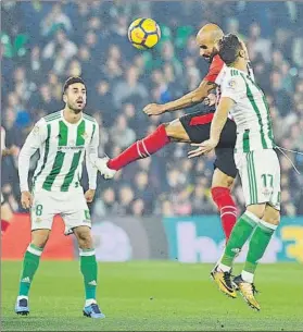  ?? FOTO: IGNACIO PÉREZ ?? Pugna aérea Mikel Rico y Joaquín disputan un balón por alto