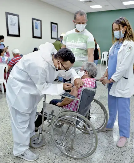 ??  ?? Decenas de adultos acudieron a la Universida­d Nacional Pedro Henríquez Ureña (Unphu) a recibir la vacuna contra el virus, luego de la llegada de más dosis de Sinovac desde China.