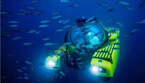  ?? ?? En direct de Tiktok : Avec deux sous-marins à bulles et des laboratoir­es embarqués, OceanX veut faire découvrir les merveilles des profondeur­s marines à nos écrans.