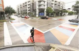  ?? Jon Shapley / Houston Chronicle ?? A new artistic crosswalk at the intersecti­on of Elgin and Louisiana streets brightens a recent wet and dreary day.