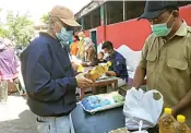  ?? GALIH ADI/JAWA POS ?? LEBIH MURAH: Seorang warga berbelanja bapok di operasi pasar yang berlangsun­g di Kelurahan Kedung Baruk kemarin.