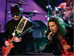  ?? ?? Fernando Olvera, del grupo Maná, junto a Carlos Santana en un concierto en Los Ángeles en 2000.