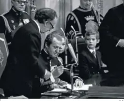  ?? D. S. ?? Don Juan Carlos sanciona la Constituci­ón de 1978.