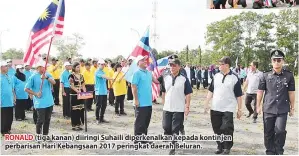  ??  ?? RONALD (tiga kanan) diiringi Suhaili diperkenal­kan kepada kontinjen perbarisan Hari Kebangsaan 2017 peringkat daerah Beluran.