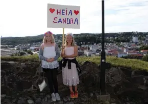  ??  ?? FAVORIT. Elea Holmen Moen och Julia Forsstrøm Vangen på väg till fästningen med sitt budskap till idolen Sandra Lyng.