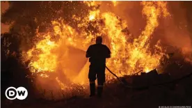  ??  ?? Greece battles raging wildfires