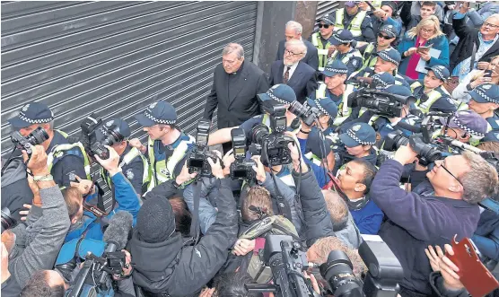  ?? Joe castro/dpa ?? Decenas de periodista­s esperaron ayer a Pell cuando abandonó el tribunal que lo juzga por abusos sexuales
