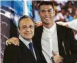  ??  ?? Beste Freunde für die Fotografen: Real‰ Präsident Florentino Perez und Cristiano Ronaldo.