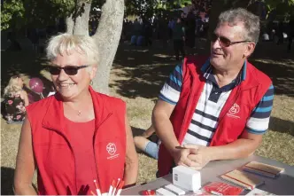  ??  ?? Lilian och Åke Stenman är lokala gotländska socialdemo­krater. Öns specialreg­ion där kommuner och landsting slagits samman styrs av sossar i en rödgrön koalition med Vänstern och Miljöparti­et.