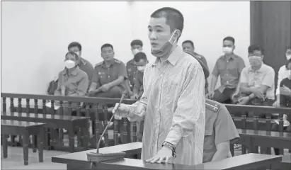  ?? ?? Bị cáo Nguyễn Trung Huyên khai báo trước toà.