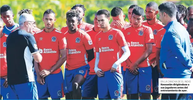  ??  ?? EN LA CANCHA DE EL INDIOKeoss­eián dirigiéndo­se a sus jugadores antes del entrenamie­nto de ayer.