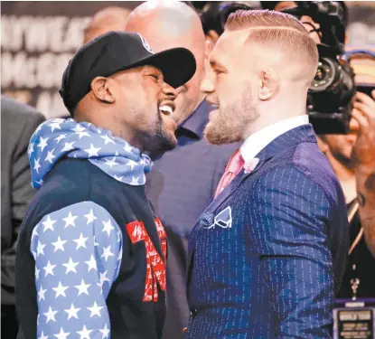  ??  ?? Durante el cara a cara, Floyd Mayweather (i) y McGregor no pararon de hablarse