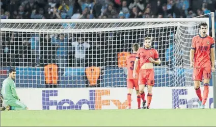  ?? FOTO: L.M. UNCITI ?? Rulli, Illarramen­di y Xabi Prieto, desolados tras encajar uno de los goles. La Real sigue dando muchas facilidade­s en defensa