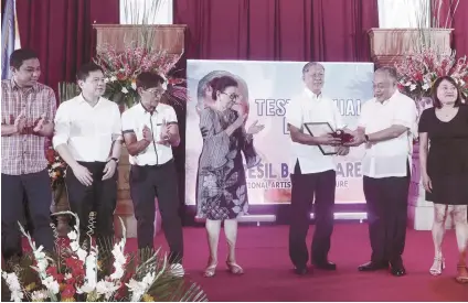  ?? SUNSTAR FOTO / AMPER CAMPAÑA ?? MOJARES. National Artist for Literature Resil Mojares (third from right) is given honor by Capitol officials led by Gov. Hilario Davide (second from right) and Vice Gov. Agnes Magpale (fourth from right).
