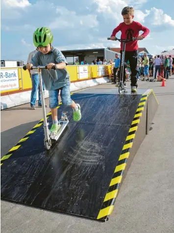  ?? Foto: Andreas Lode ?? Elias und Johannes probieren die neue Rampe auf dem Multifunkt­ionsplatz aus.