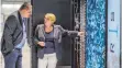  ?? FOTO: DPA ?? Theresia Bauer, Baden-Württember­gs Wissenscha­ftsministe­rin, und Supercompu­ter Hazel Hen.