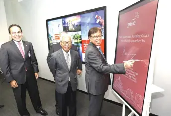  ?? Upon — Photo by Chimon ?? Abang Johari signs the plaque prior to the launch. With him are Sridharan (left) and Masing.