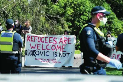  ?? EFE ?? Pancarta a favor de los refugiados que están en el mismo hotel que Djokovic en Melbourne