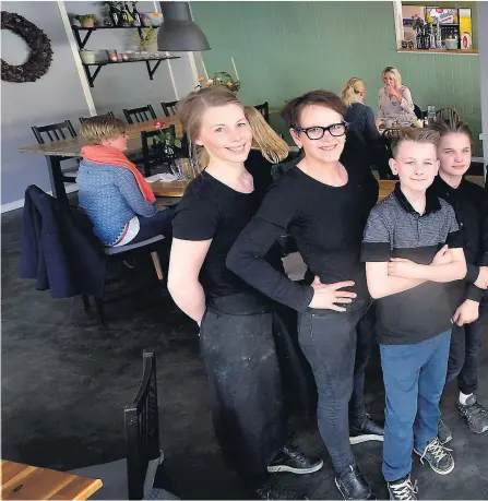  ?? FOTO: STEIN HARALD ØIGÅRD ?? RESTAURANT­SPIRER: 9. klasseelev­ene ved Asdal skole tok over driften av «Pigene på Torget» i Arendal. Eiere er Silje Larsen og Tone Larsen Brekke, mens elevene er Marcus Garcia, Emil Tveitå, Sara Ulstedt Mojlanan, Daniela Haugereid, Gøran Midtbø...