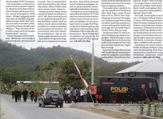  ?? SULHAN HADI/JAWA POS RADAR BANYUWANGI ?? KETAT: Mobil penjinak bom Polda Jatim terparkir tak jauh dari lokasi ditemukann­ya bom mainan. Petugas sibuk memeriksa benda aneh mirip bom di dekat pintu masuk kantor BSI.