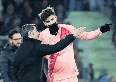  ?? SERGIO PEREZ / REUTERS ?? Ernesto Valverde dialogando con Gerard Piqué, anoche en Getafe