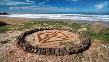  ?? Foto: Hans Martin Lohrmann ?? Hama Lohrmann ist ein internatio­nal anerkannte­r Künstler für LandArt. Das Bild zeigt ein Werk am Strand von Marokko. In der neuen Ausstellun­g in der Schwäbisch­en Galerie in Oberschöne­nfeld ist er ebenfalls vertreten.