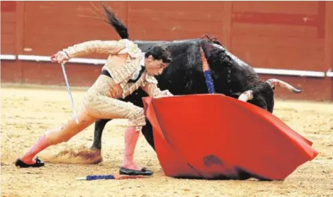  ?? GUILLERMO NAVARRO ?? Paco Ureña, en el cierre de faena al buen segundo toro, ‘Caramelo’ de nombre