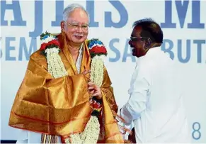  ?? — K.K. SHAM/ The Star ?? All smiles: Najib being presented with a garland by Sri Subramania­r Swamy temple president Thiru Mogana Sundram during the temple’s Thaipusam celebratio­n in Kuala Selangor.