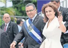  ??  ?? El entonces presidente salvadoreñ­o Mauricio Funes y su entonces esposa, Vanda Pignato, en 2011. Ambos están acusados por corrupción.