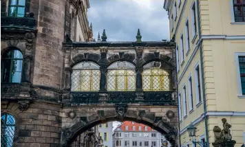  ?? (Sipa) ?? Barocke Architektu­r findet sich auch am königliche­n Palast, mitten im historisch­en Viertel der Stadt.