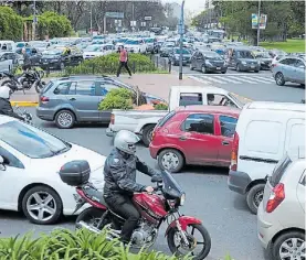  ?? JORGE SÁNCHEZ ?? Pandemonio. Automovili­stas y peatones, desorienta­dos.