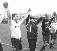  ?? ARCHIVFOTO: VS ?? Als die zweite Mannschaft der Spatzen fast über Nacht zur „Ersten“wurde: Das Bild zeigt Trainer Harry Brobeil (Mitte) in der Saison 2001/02.