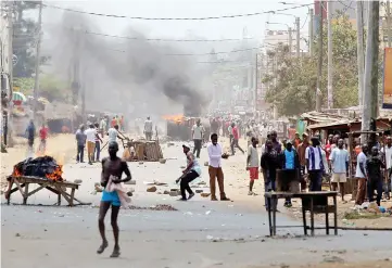  ??  ?? Demonstrat­ors set barricades on fire in Kisumu, Kenya. — Reuters photo