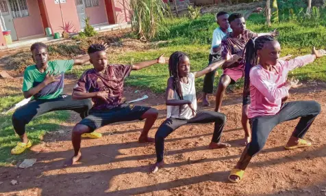  ?? Foto: Henry Wasswa, dpa ?? Die Hyperkids sind auf Instagram und Youtube eine berühmte Tanzgruppe aus Uganda. Ihre Bekannthei­t nutzen sie, um Geld zu verdienen. Von diesen Einnahmen leben sie und bezahlen ihre Schule.