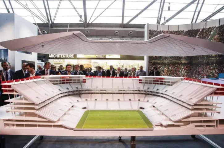  ??  ?? Een maquette van het Eurostadio­n in Brussel. Omdat aannemer Ghelamco nog steeds niet is mogen beginnen met bouwen, bestaat de kans dat de UEFA vandaag al de stekker uit het Brusselse project trekt.
FOTO BELGA