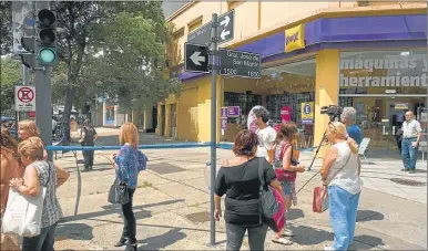  ?? TELAM ?? CONMOCION. El teniente de la Bonaerense Marcelo Acuña se enfrentó a los ladrones y falleció.