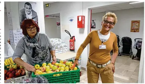  ??  ?? Anne-marie Laudouze (à droite) peut compter sur l’aide d’une solide équipe de 80 bénévoles à Sartrouvil­le.