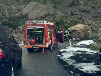  ??  ?? I soccorsi Alle 15 di ieri un grosso masso di 20 metri cubi è caduto sulla strada provincial­e 24 della Valparola