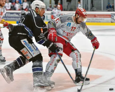  ?? Archivfoto: Thorsten Jordan ?? Die Landsberg Riverkings (links Daniel Menge) erwarten am heutigen Freitag den TEV Miesbach. In der Bayernliga-Punktrunde hatten sich die Landsberge­r nach Penaltysch­ießen durchgeset­zt.