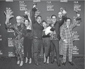  ?? EMMA MCINTYRE/ GETTY IMAGES ?? The filmmakers and cast of “Everything Everywhere All at Once” celebrate their win Saturday at the Film Independen­t Spirit Awards. From left, Jamie Lee Curtis, Michelle Yeoh, Daniel Kwan, Stephanie Hsu, Jonathan Wang, Daniel Scheinert and Ke Huy Quan.