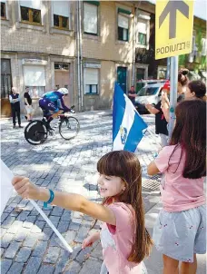  ?? ?? Não faltaram portistas a aplaudir os ciclistas