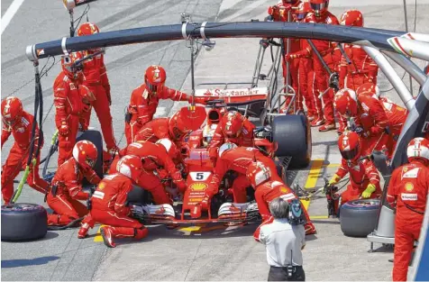  ?? Foto: imago/LAT Photograph­ic ?? Die Mechaniker von Sebastian Vettel bei der Arbeit. Der Frontflüge­l des Formel 1 Piloten wurde stark beschädigt.