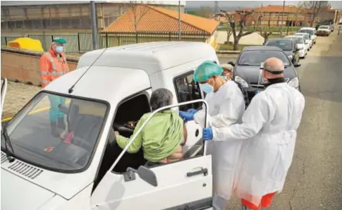  ?? ICAL ?? Vacunación a mayores de 80 años en el coche en la localidad salmantina de Tamames