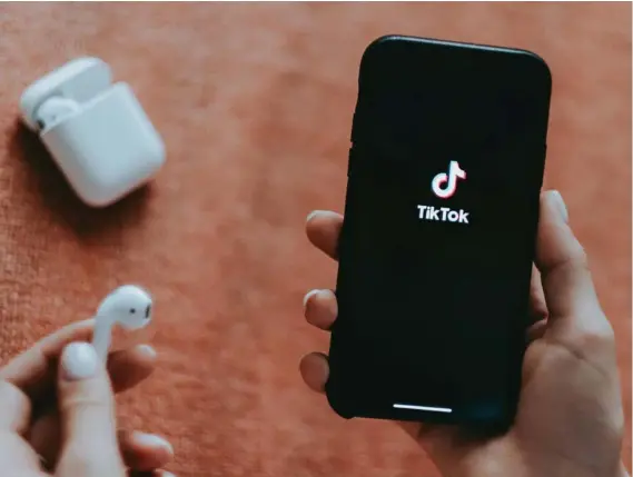  ?? SHUTTERSTO­CK ?? TikTok es una plataforma para compartir videos cortos de 15 segundos que ha capturado especialme­nte a jóvenes entre los 13 y 17 años.