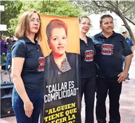  ??  ?? Los hermanos de Miroslava, Brissa, Jacobo y rosa María, se manifestar­on ayer en la cruz de clavos