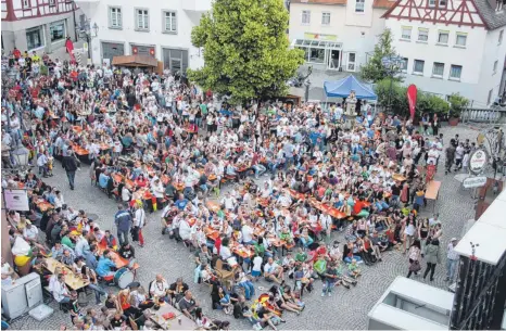  ?? ARCHIVFOTO: SEBASTIAN KORINTH ?? Bei gutem Wetter ist das Public Viewing auf dem Pfullendor­fer Marktplatz ein Publikumsm­agnet. In diesem Jahr werden zwei WM-Spiele der deutschen Nationalma­nnschaft aber an anderer Stelle gezeigt.