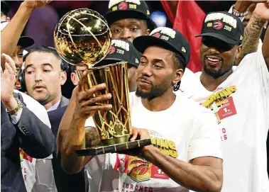  ?? FOTO: FRANK GUNN/DPA ?? Kawhi Leonard, Spieler der Toronto Raptors, feiert den Sieg. Die Raptors haben zum ersten Mal die Meistersch­aft in der nordamerik­anischen Basketball-Liga NBA gewonnen.